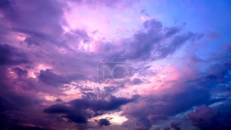 Téléchargez les photos : Ciel nocturne et nuages rouges étonnants - en image libre de droit