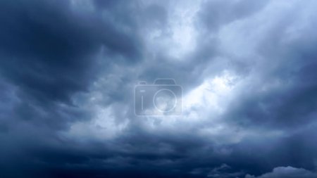 Téléchargez les photos : Des nuages de pluie noirs se forment. Une tempête est sur le point de se produire - en image libre de droit