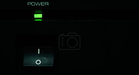 Téléchargez les photos : Bouton d'interrupteur avec un excellent feu vert sur fond noir - en image libre de droit