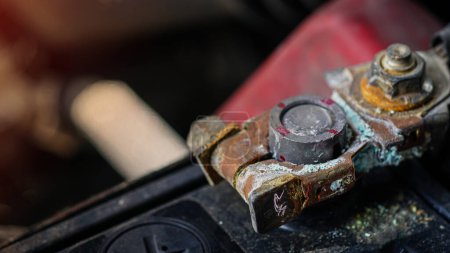 Foto de La corrosión se acumula en los terminales de la batería del coche, terminales de la batería corroen - Imagen libre de derechos