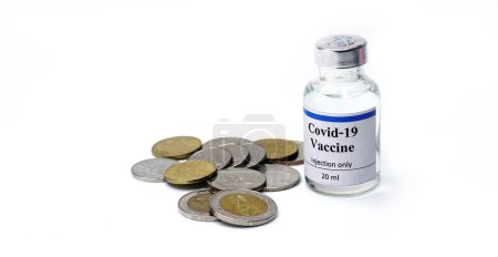 Téléchargez les photos : Flacons de vaccin sur de grandes piles de pièces Covid-19. Concept de vaccination contre le nouveau coronavirus Covid-19. - en image libre de droit