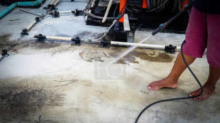 Téléchargez les photos : Nettoyez le sol en ciment avec un nettoyant haute pression. Plancher de pont - en image libre de droit