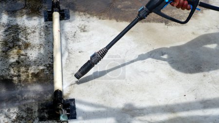 Téléchargez les photos : Nettoyez le sol en ciment avec un nettoyant haute pression. Plancher de pont - en image libre de droit