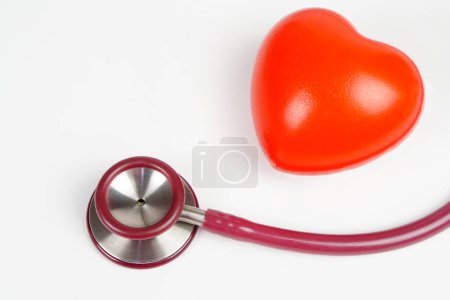 Foto de Corazón rojo y estetoscopio aislados sobre fondo blanco
. - Imagen libre de derechos