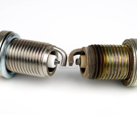 Foto de Tuercas de metal y tornillos. conjunto de cables eléctricos nuevos - Imagen libre de derechos