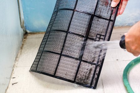 Foto de Primer plano del filtro de aire de la casa de limpieza de persona. Filtro aire acondicionado. - Imagen libre de derechos