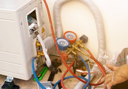 Foto de Sistema de calefacción y caldera en una sala de calderas. sistema de calefacción - Imagen libre de derechos