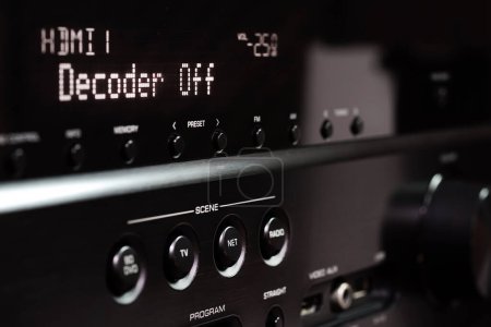 Téléchargez les photos : Panneau de contrôle du mixeur sonore avec lecteur audio dans le studio. - en image libre de droit