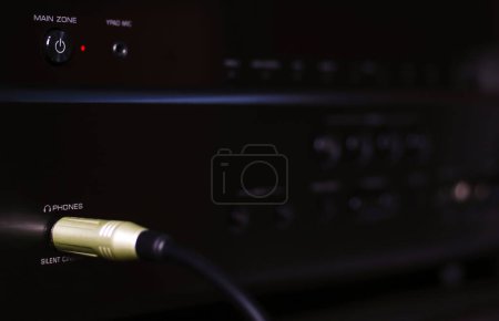 Foto de Panel de control del mezclador de sonido con reproductor de audio en el estudio. - Imagen libre de derechos