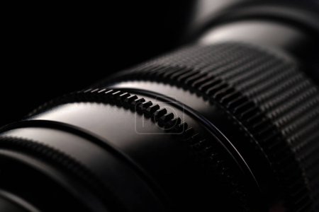 Foto de Detalle de la cámara fotográfica negra. Primer plano de la lente macro negra metálica - Imagen libre de derechos