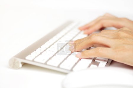 Téléchargez les photos : Gros plan des mains féminines tapant sur un clavier d'ordinateur - en image libre de droit