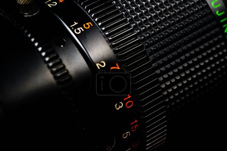 Foto de Detalle de la cámara fotográfica negra. Primer plano de la lente macro negra metálica - Imagen libre de derechos