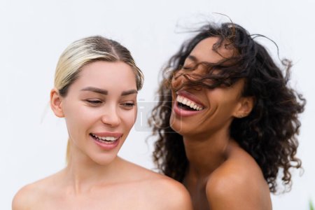 Téléchargez les photos : Femme portrait de beauté proche mixte peau noire et peau blanche, deux femmes sur fond blanc - en image libre de droit