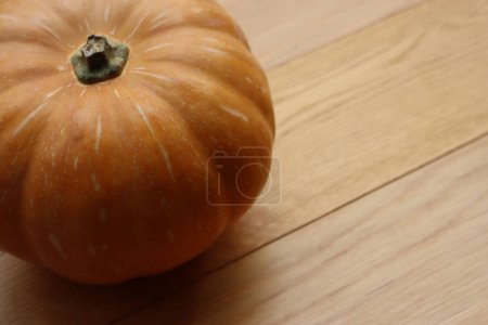 Téléchargez les photos : Citrouille orange pâle fraîche sur fond en bois - en image libre de droit