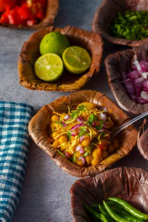 Selektiver Schwerpunkt des berühmten Bengaligerichts "Ghugni" aus Kichererbsen und Kartoffeln.