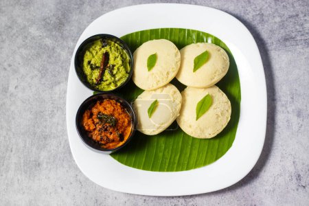 enfoque selectivo de la famosa comida del sur de la India "Idli vada" con Sambar y Chatney.