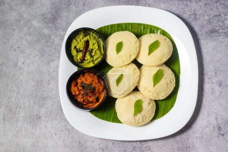 enfoque selectivo de la famosa comida del sur de la India "Idli vada" con Sambar y Chatney.