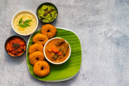 Téléchargez les photos : Foyer sélectif de l'Inde du Sud célèbre nourriture "Medu Vada" avec Sambar et noix de coco chatney. - en image libre de droit