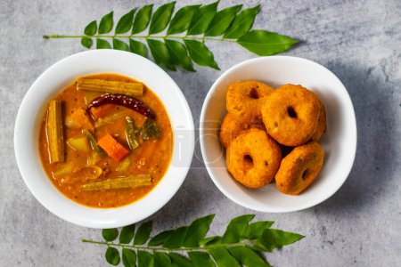 foyer sélectif de l'Inde du Sud célèbre nourriture "Medu Vada" avec Sambar et noix de coco chatney.