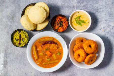 selektiver Schwerpunkt des berühmten südindischen Essens "Idli Vada", "Medu Vada", "Dosa" mit Sambar, Kokosnuss-Chatney und Tomaten-Chatney.