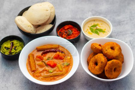 selektiver Schwerpunkt des berühmten südindischen Essens "Idli Vada", "Medu Vada", "Dosa" mit Sambar, Kokosnuss-Chatney und Tomaten-Chatney.