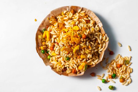 Téléchargez les photos : Célèbre snack bengali "Jhaal Muri" est prêt à manger. - en image libre de droit