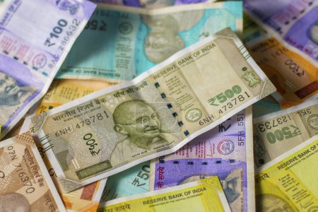 Les billets en monnaie indienne se dispersent sur le sol.