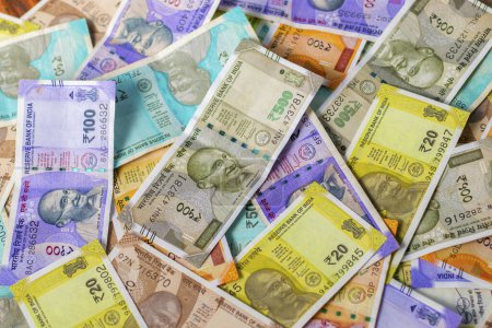 Los billetes indios están esparcidos por el suelo..