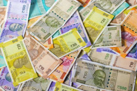 Los billetes indios están esparcidos por el suelo..