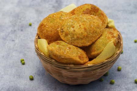 Comida india "Matar ki kachori" hecha de guisantes verdes y harina.