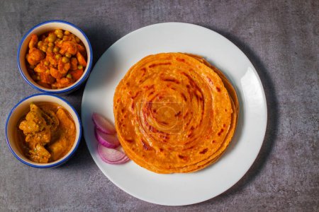 pan plano frito indio popular "laccha Paratha". Hecho de harina de trigo.
