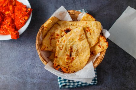 Téléchargez les photos : Délicieux pain plat indien "Nonne à l'ail" à base de farine et d'ail. - en image libre de droit