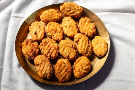 Thekua es un plato dulce indio.popular en uttarpradesh, bihar y jharkhand.offering para el festival chhat.