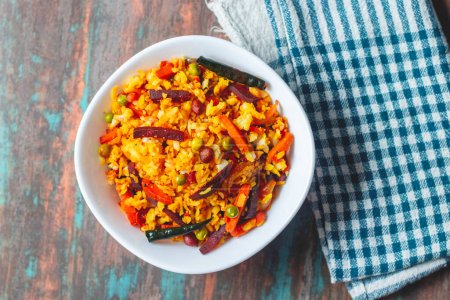 "Poha "comida deliciosa india hecha de arroz aplanado.