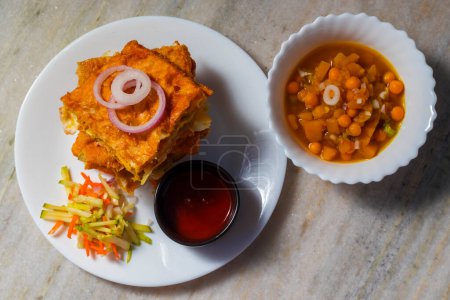 Foto de Enfoque selectivo de la deliciosa comida india Mughlai Paratha está listo para comer. - Imagen libre de derechos