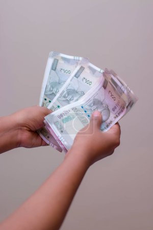 enfoque selectivo contando indio quinientas rupias billetes de moneda.