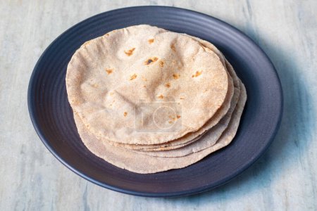 Handgemachtes indisches Brot "roti" aus Weizen und Hirse.