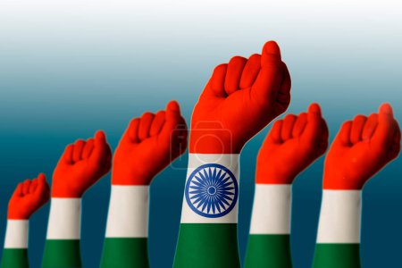 Drei Hände sind digital mit drei Farben bemalt, Safran, Weiß und Grün, um die indische Nationalflagge in der Trikolore darzustellen. Feier der Freiheit. Symbol der Brüderlichkeit.