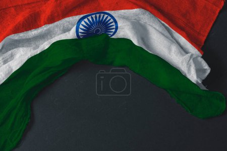 Indische Nationalflagge mit schwarzem Hintergrund.