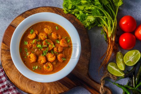 Indisches Essen Garnelen-Curry-Masala mit Korianderblättern.