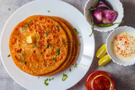 Nourriture célèbre nord-indienne Aloo Paratha avec cornichon à la mangue et beurre.