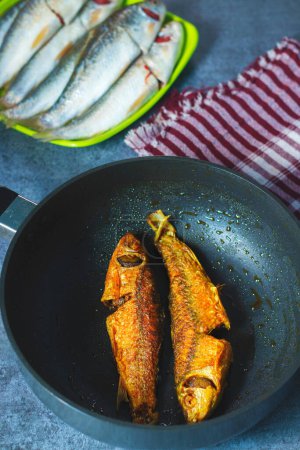 pescado crudo y frito está listo para cocinar.