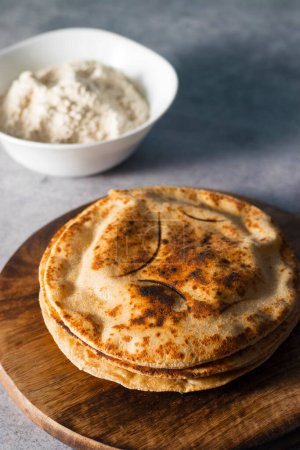 Foto de Enfoque selectivo de pan plano indio Roti o Chapati. - Imagen libre de derechos
