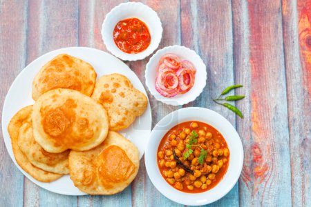 Berühmtes nordindisches Gericht Chole Bhature ist fertig zum Essen.