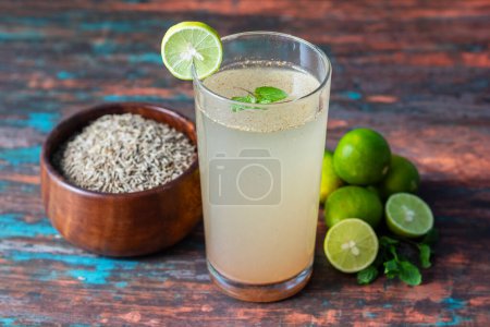 Einweichen von rohen Kreuzkümmelsamen-Getränken oder Kreuzkümmel-Pulver-Getränken, die in Indien "Jal jeera" genannt werden, für eine gesunde Verdauung. 