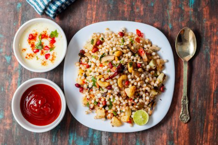 Téléchargez les photos : Sabudana Khichdi est un plat indien sans gluten composé de perles de tapioca trempées, de pommes de terre, d'arachides et d'épices. Son populaire pendant les jours de jeûne. - en image libre de droit