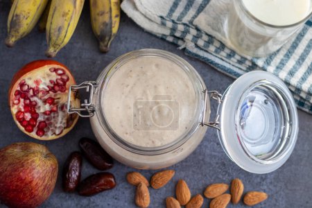 Téléchargez les photos : Foyer sélectif de smoothie à l'avoine avec des graines de sabja. - en image libre de droit