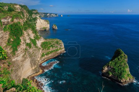 Foto de Escénicos acantilados con océano azul en la isla de Nusa Penida - Imagen libre de derechos