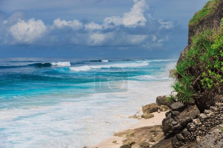 Téléchargez les photos : Plage tropicale avec de grandes vagues bleu océan à Bali île - en image libre de droit