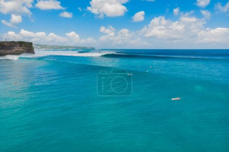 Téléchargez les photos : Vue aérienne des grandes vagues et du surf à Bali. Plage de Balangan - en image libre de droit